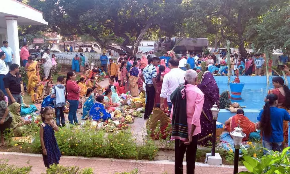 Hundreds of  devotees offer prayer to Sun God for Chhath Puja