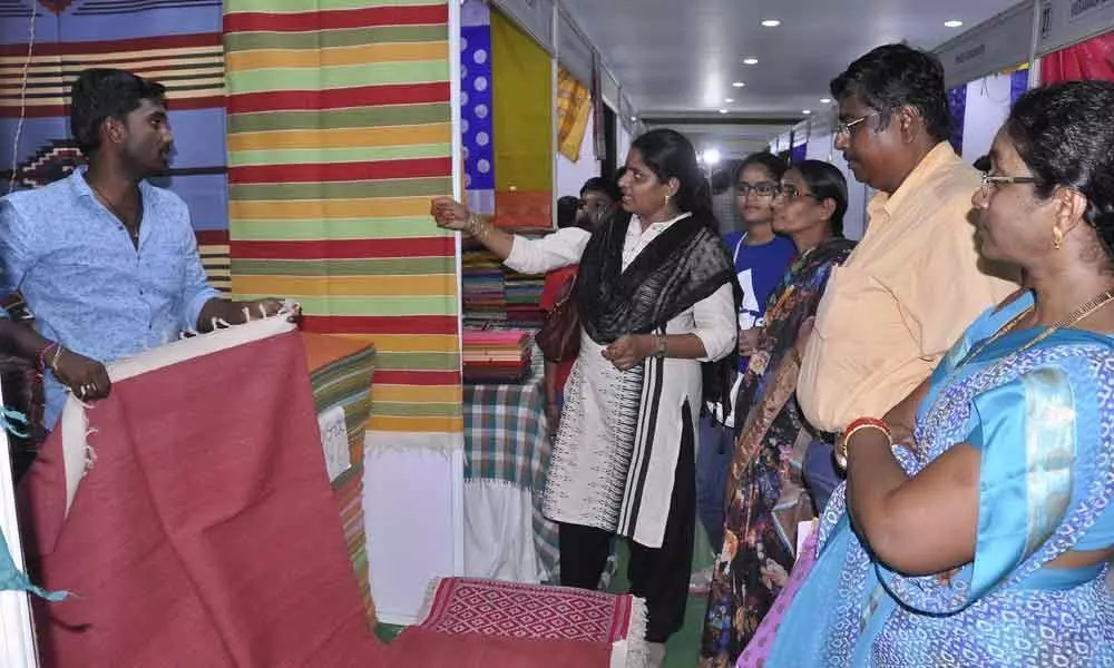 Handloom expo draws crowds in Vijayawada