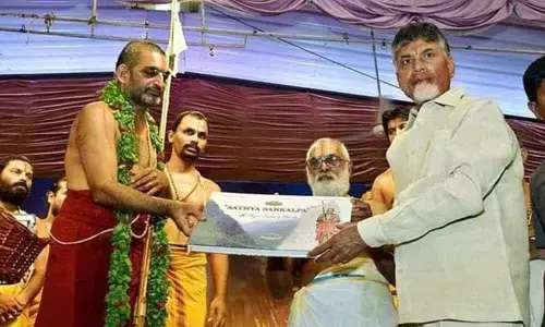 Chandrababu seeks blessings of seer