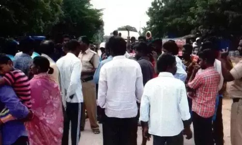 Villagers vent ire over re-opening of wine shop in Nalgonda