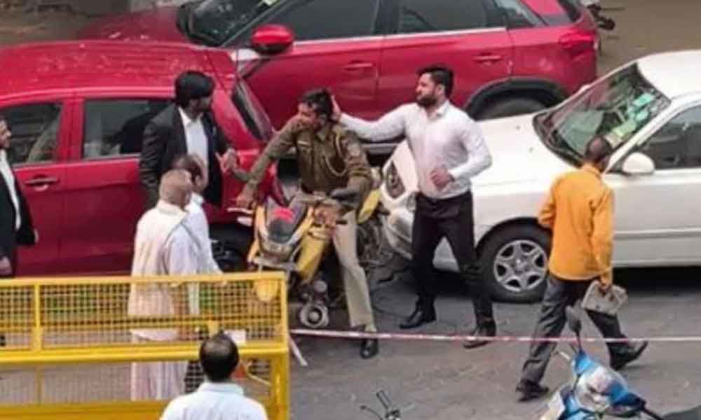 New Delhi: Cop thrashed at Saket court