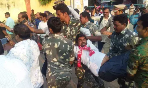 Cops arrest protesting CPM leaders in Kothagudem