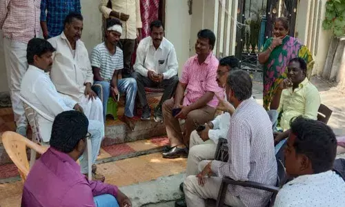 Telangana Working Journalists Federation leaders call on journo hurt in attack