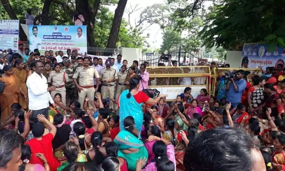 Velugu VOAs, RPs continue protests in Ongole