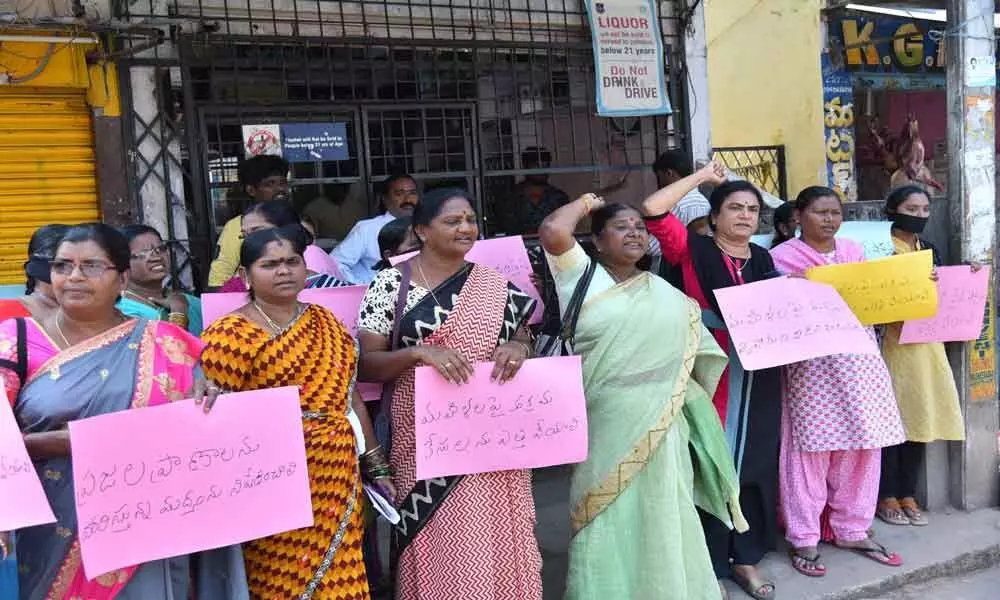 Women up in arms against liquor shop