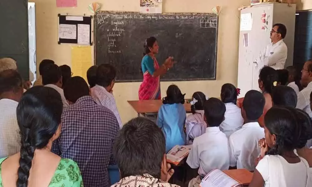 Karnataka team hails English teaching in govt schools