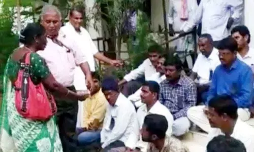 Yadadri-Bhongir: Woman pulls up VRO for not issuing land passbook