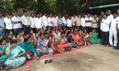 Only 1 employee joins duty in Gadwal, rest still on the warpath