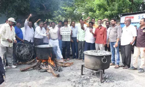Warangal: RTC staff defy KCR, continue stir
