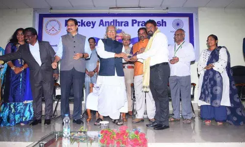 Suresh gets hockey excellence award