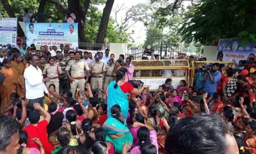 Velugu VOAs, RPs continue protests in Ongole