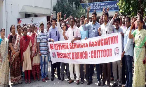 Revenue staff condemn murder of tahsildar in TS, stage protest