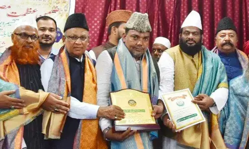 Azmath-e-Mustafa award presented
