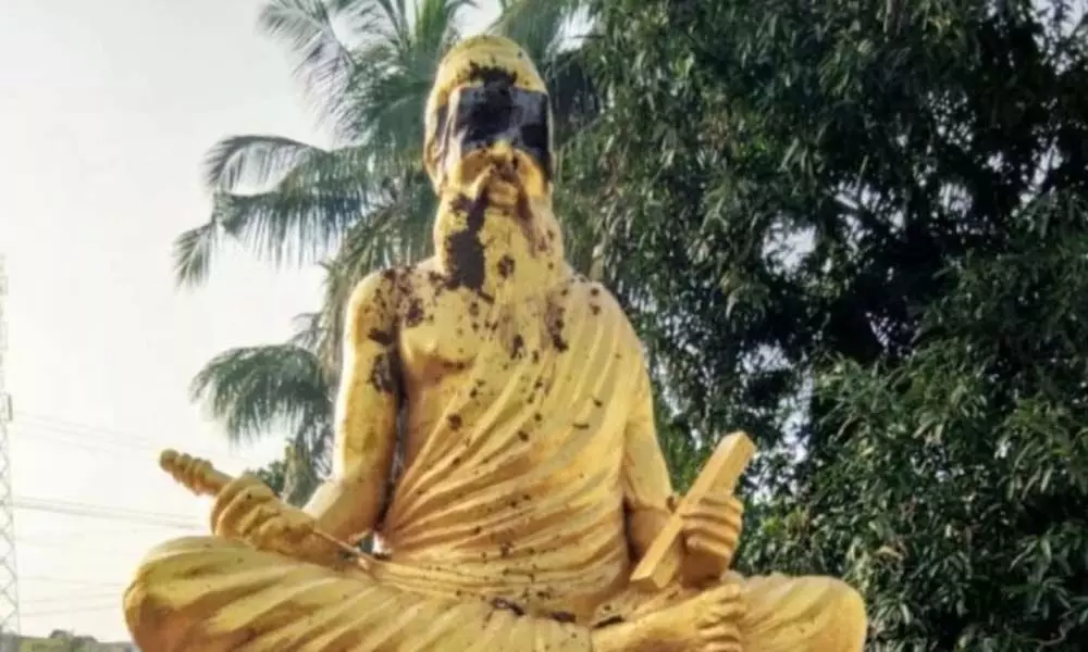 TN: HMK leader Arjun Sampath drapes statue of Tamil saint-poet in saffron