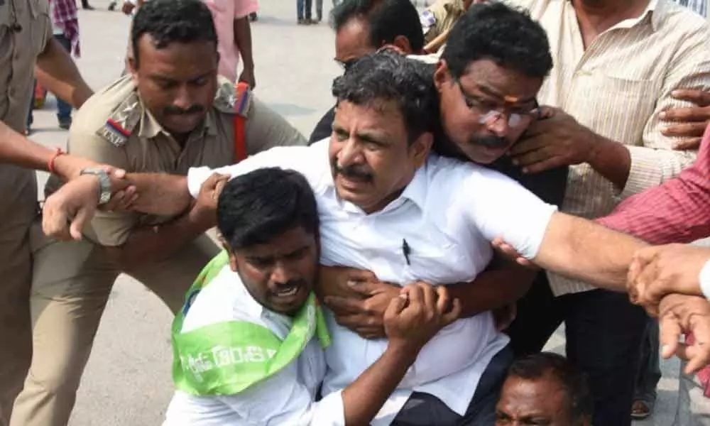Nalgonda: Agitation continues even as 22 RTC workers to join duties