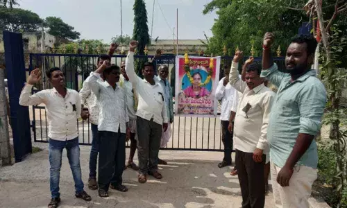 Mahbubnagar: Revenue staff strike work on 2nd day, too