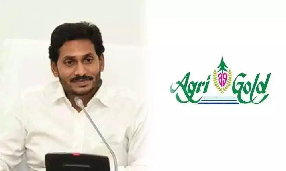 YS Jagan Mohan Reddy handovers cheques to Agri Gold victims in Guntur