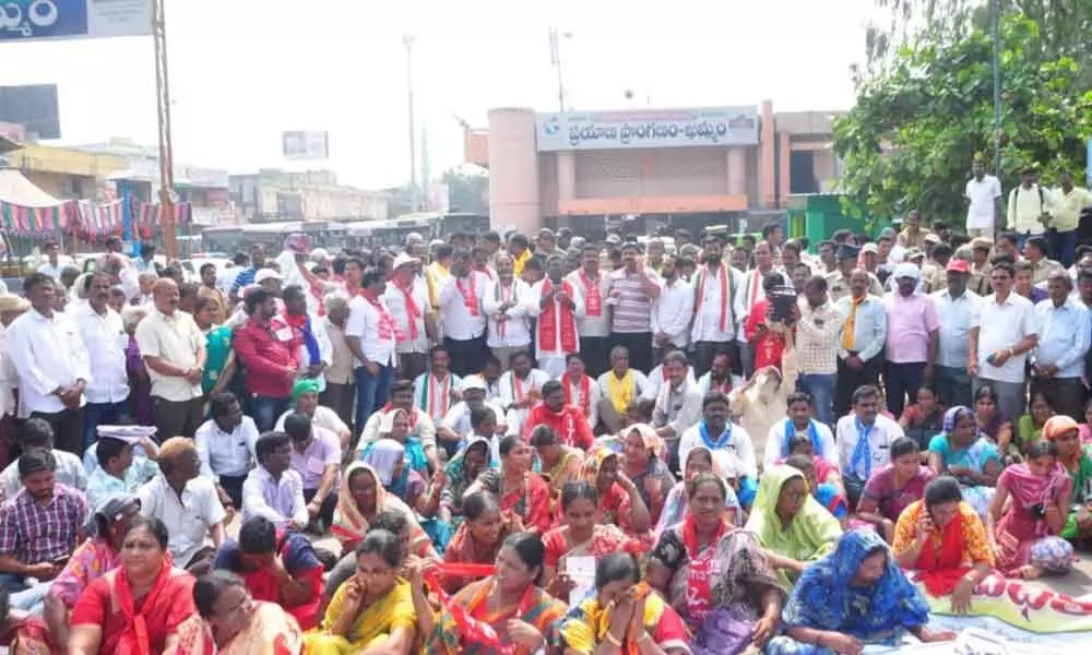 Khammam: Opposition parties demand government to hold talks with RTC unions