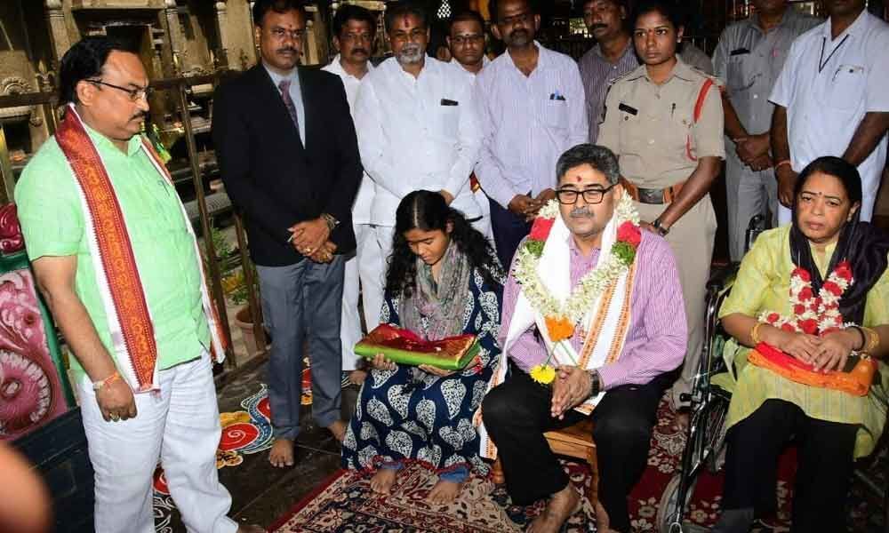 Patna HC judge prays at Durga temple in Vijayawada
