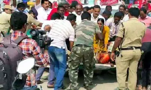 Suryapet: CPM, civil society groups try to lay siege to Ministers camp office