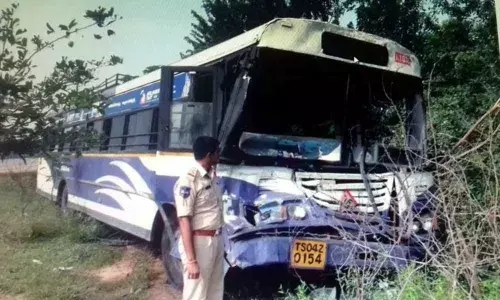 Nalgonda: RTC bus veers off the road after hitting lorry, 7 hurt