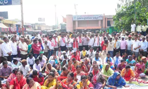 Khammam: Opposition parties demand government to hold talks with RTC unions