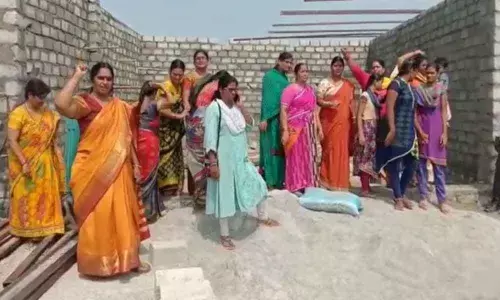 Women protest against wine shop permit