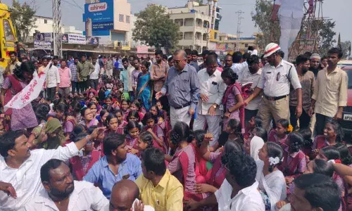 Rasta roko staged against grabbing of Gurukul land