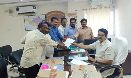 Mancherial: Issue pending accreditation cards