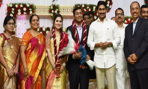 Guntur: CM attends wedding of Kishore Kumars son