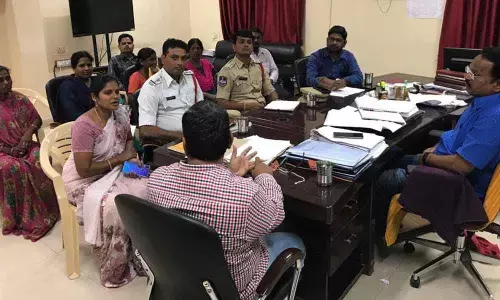 GHMC issues ID cards to street vendors