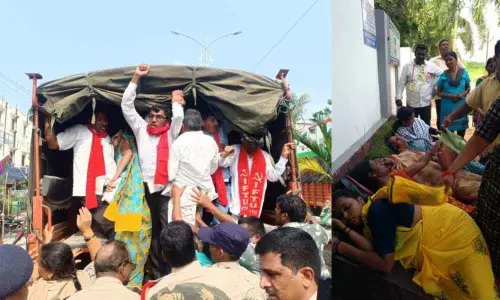 Nizamabad: Police barge in on dharna camp, arrest RTC workers