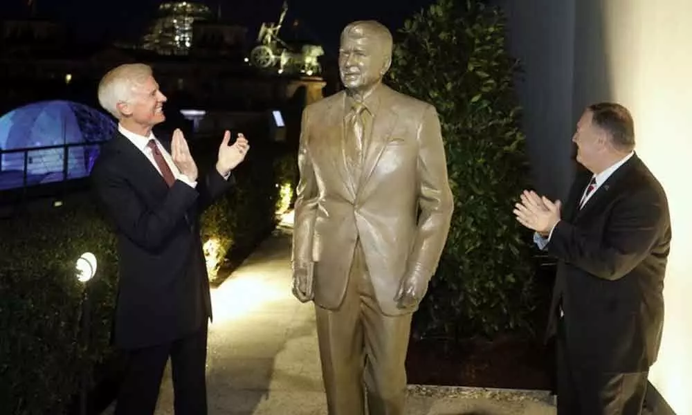 Ronald Reagan statue unveiled in Berlin