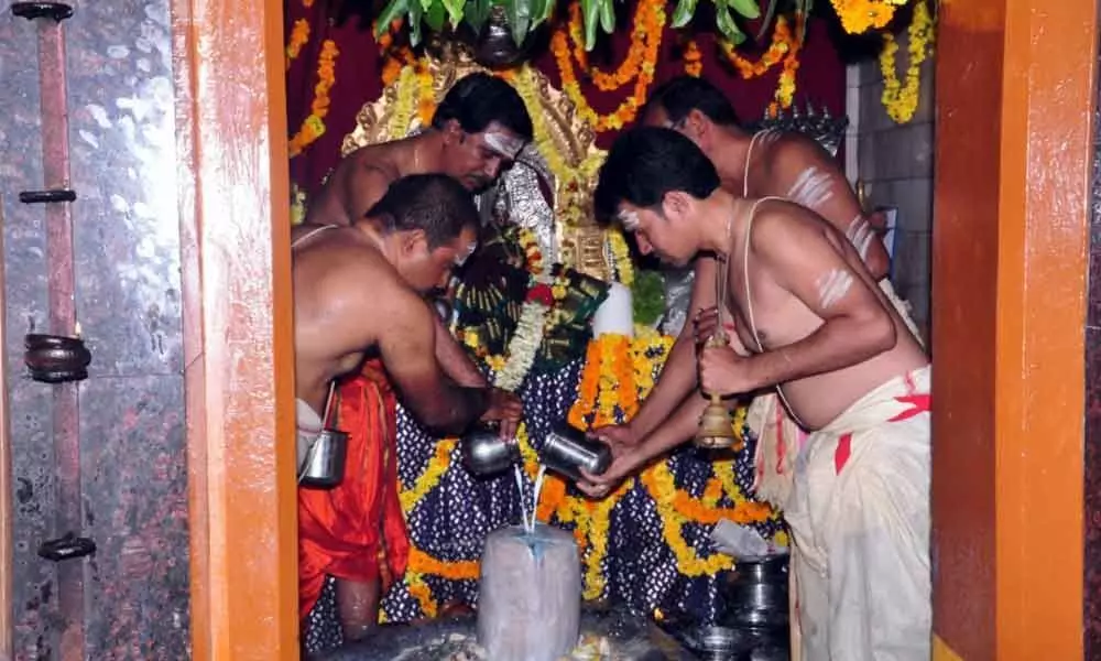 Devotees throng Shiva temples on the eve of Karthika Pournami in Bhadrachalam