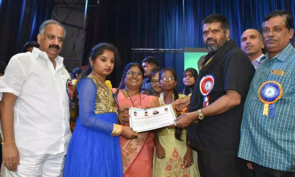 Visakhapatnam: 460 meritorious students walk away with awards