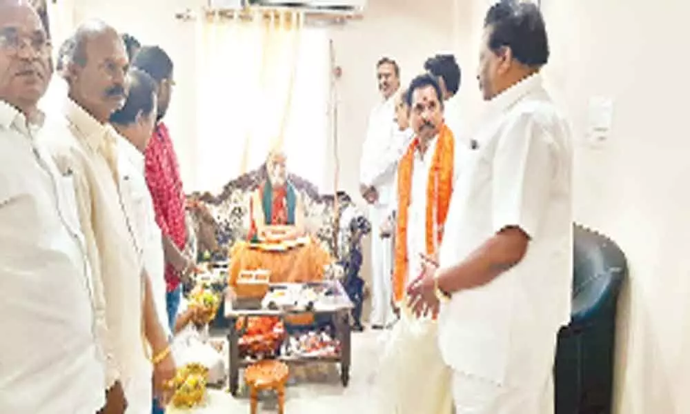 Arekapudi calls on Sarada Peetam seer