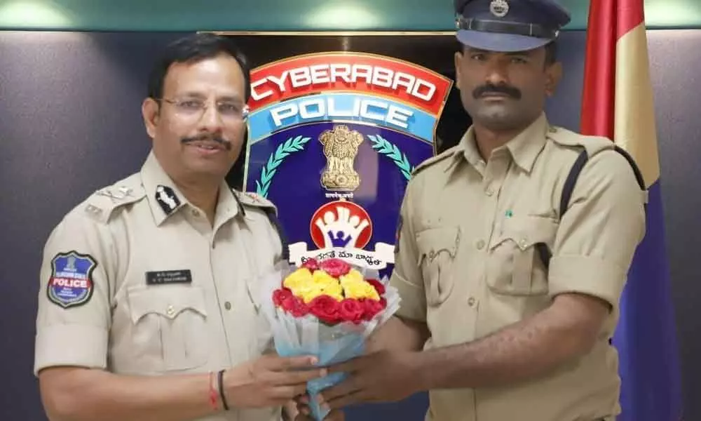 Cyberabad CP pats constable for winning nations top honour in Hyderabad