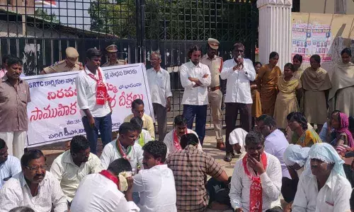 MLA Koppula Mahesh Reddys residence besieged