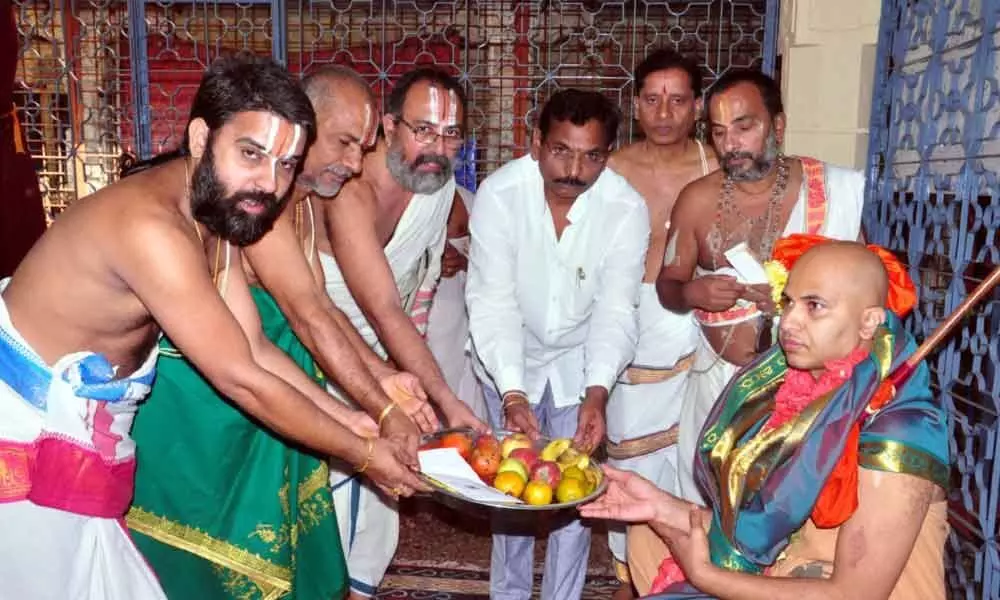 Seer Vishwapriya Theertha Swami visits Bhadradri temple