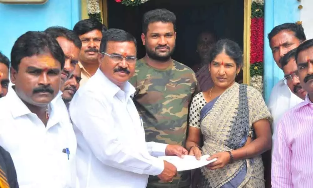 Wanaparthy: Aid to widow of TRS activist, ailing people extended