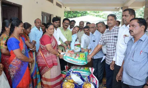 Nalgonda: DTF, TVV extend helping hand to agitating RTC workers