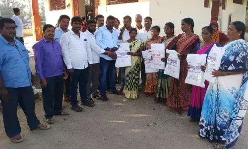 Sarees distributed to sweepers of TSRTC