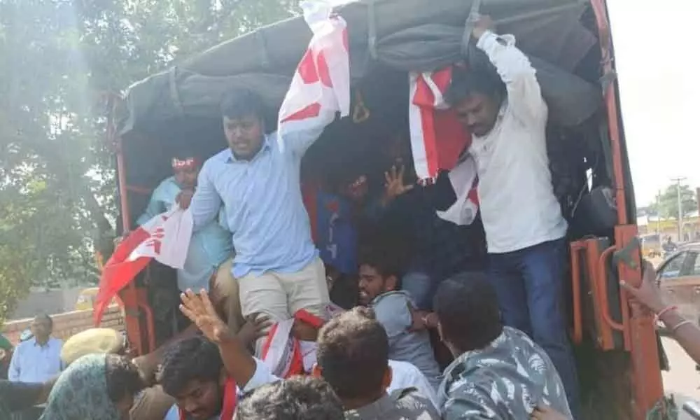 Student unions tried to lay siege CM house in Karimnagar