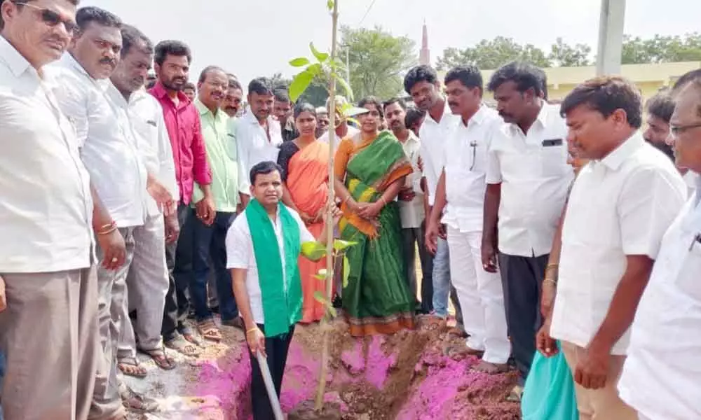 Farmers urged to sell cotton at CCI centres in Suryapet