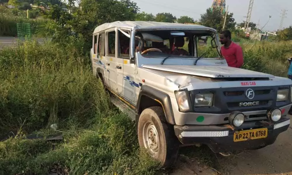 Cruiser car overturns after hitting a median,3 critically injured in Mahbubnagar