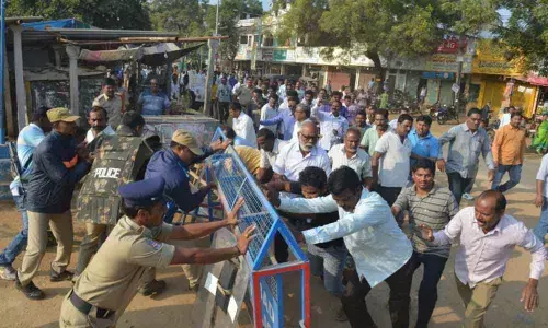 Mahabubabad: RTC driver ends life, blames KCR in a suicide note