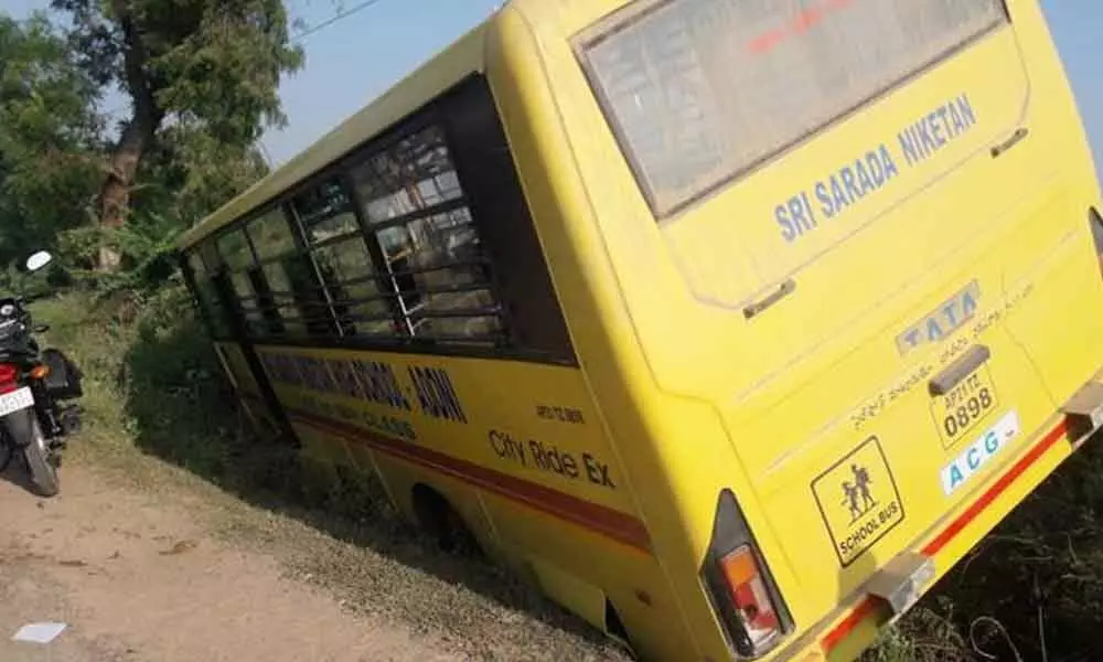 5 Students injured as school bus crashed in Kurnool district