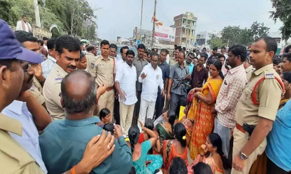 MP Potuganti Ramulu, MLA Guvvala Balaraju face RTC employees ire in Nagarkurnool