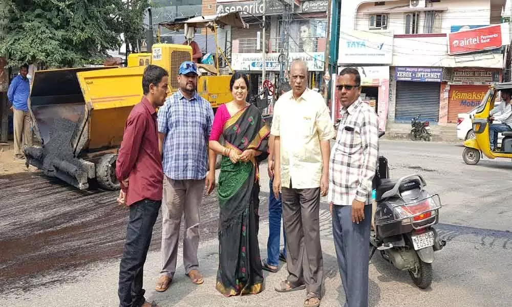 Corporator Laskhmi Prasanna inspects BT road works