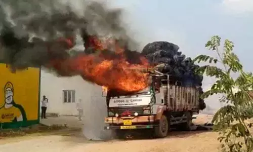 The lorry carrying cotton gutted in Gadwal